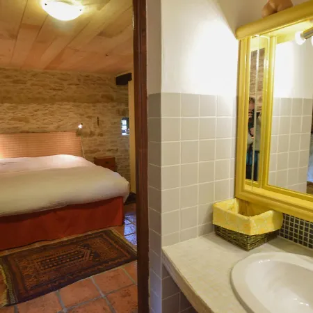 Spacious In Puy-l'evaªque With Swimming Pool Villa *