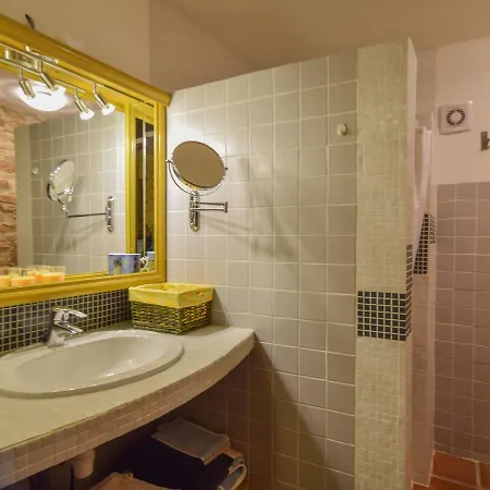 Spacious In Puy-l'evaªque With Swimming Pool * Puy-lʼÉvêque
