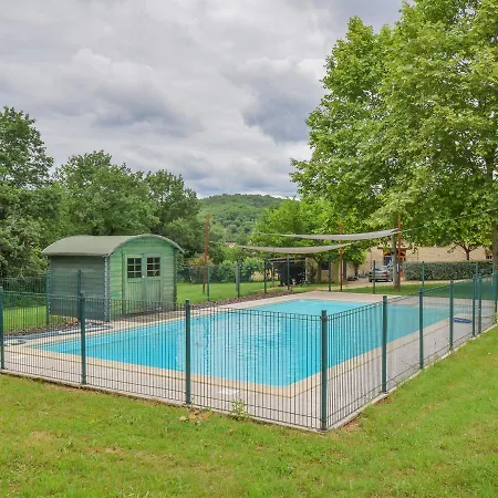 Spacious In Puy-l'evaªque With Swimming Pool Puy-lʼÉvêque