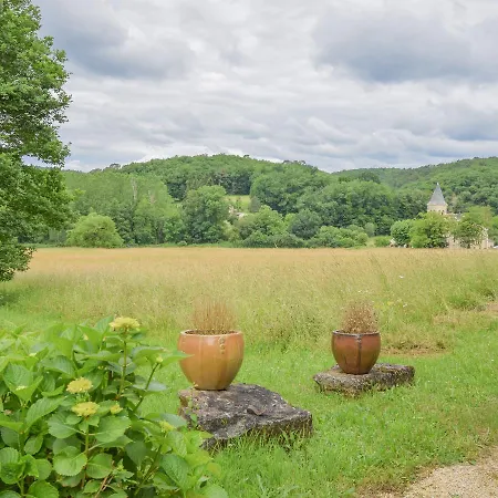 Spacious In Puy-l'evaªque With Swimming Pool וילה